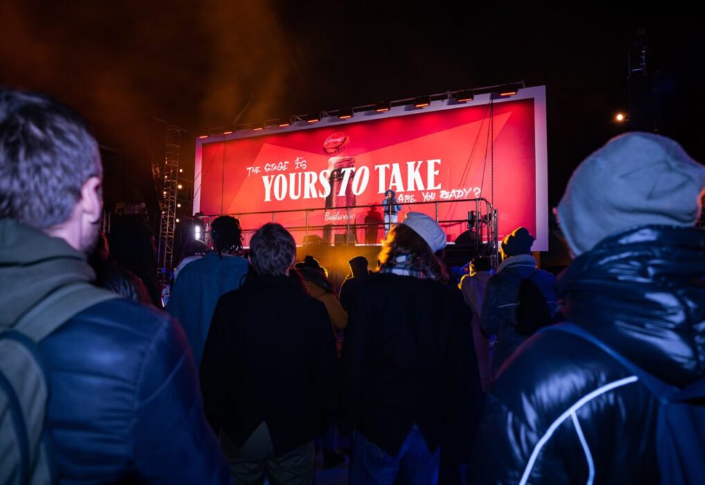 budweiser-billboard-stage-2023-crowd-watching-singer