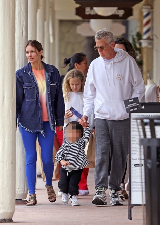 Montecito, CA  - *EXCLUSIVE*  - The couple shopped at ‘Toy Crazy’ on Coast Village Road in Montecito shortly after arriving in the coastal enclave.A make-up free Katharine looked effortlessly beautiful in her comfy cool get-up, tying back her her new bob-cut as she sorted through toys in the bags, her young son Rennie looking on in anticipation.Pictured: Katharine McPhee, David FosterBACKGRID USA 5 JUNE 2023 USA: +1 310 798 9111 / usasales@backgrid.comUK: +44 208 344 2007 / uksales@backgrid.com*UK Clients - Pictures Containing ChildrenPlease Pixelate Face Prior To Publication*